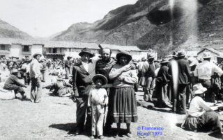 Francesco Birardi con andini in Perù 19179