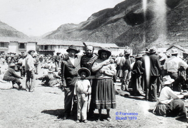 Francesco Birardi con andini in Perù 1979