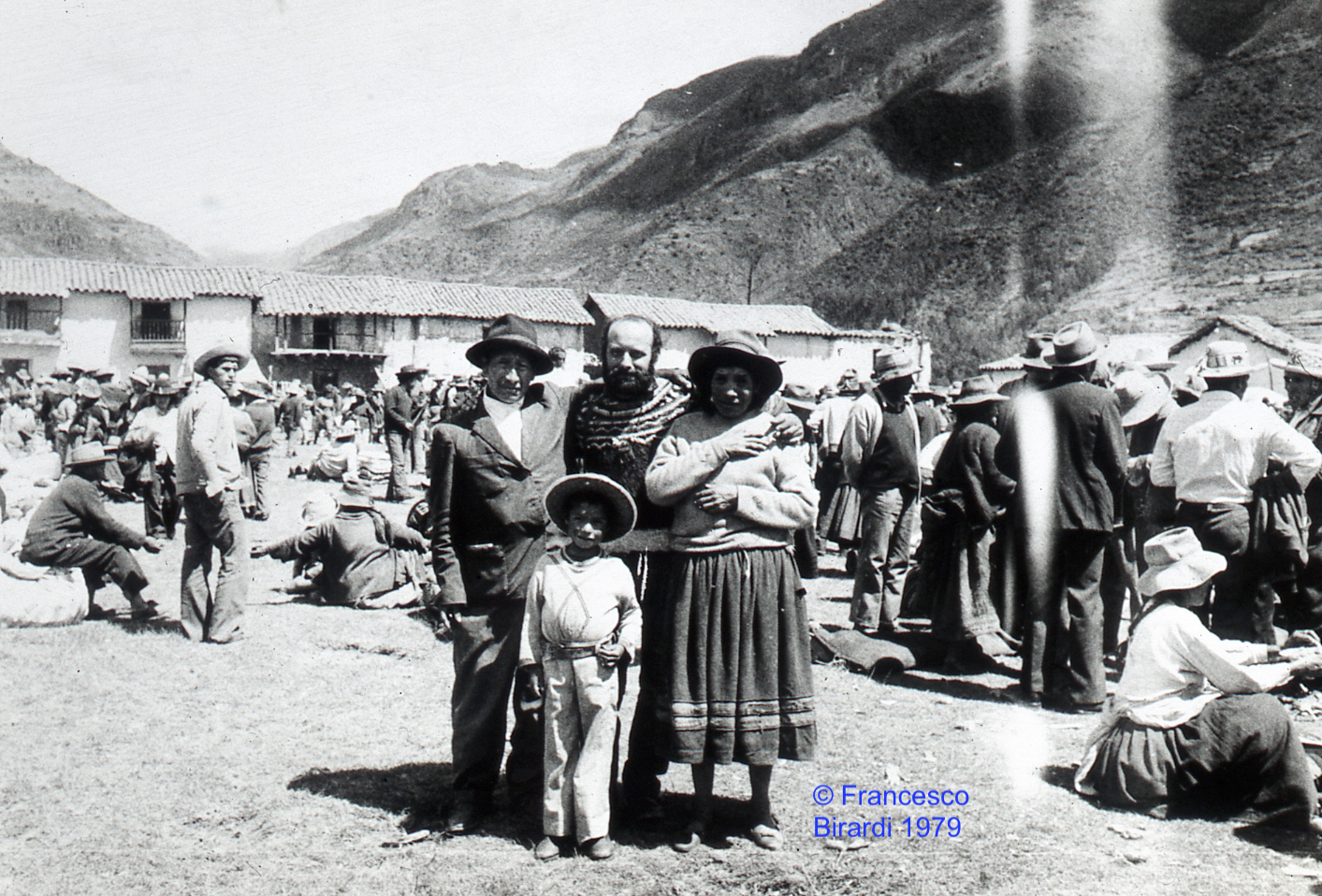 Francesco Birardi con andini in Perù 19179